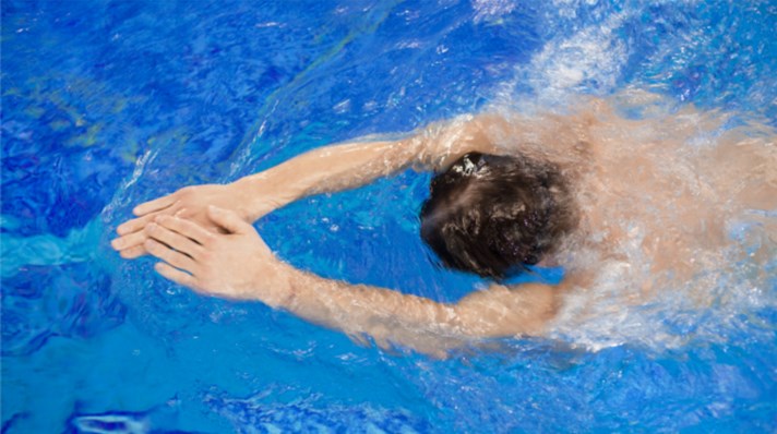 Videoguide: 3 øvelser på land, der forbedrer din svømning