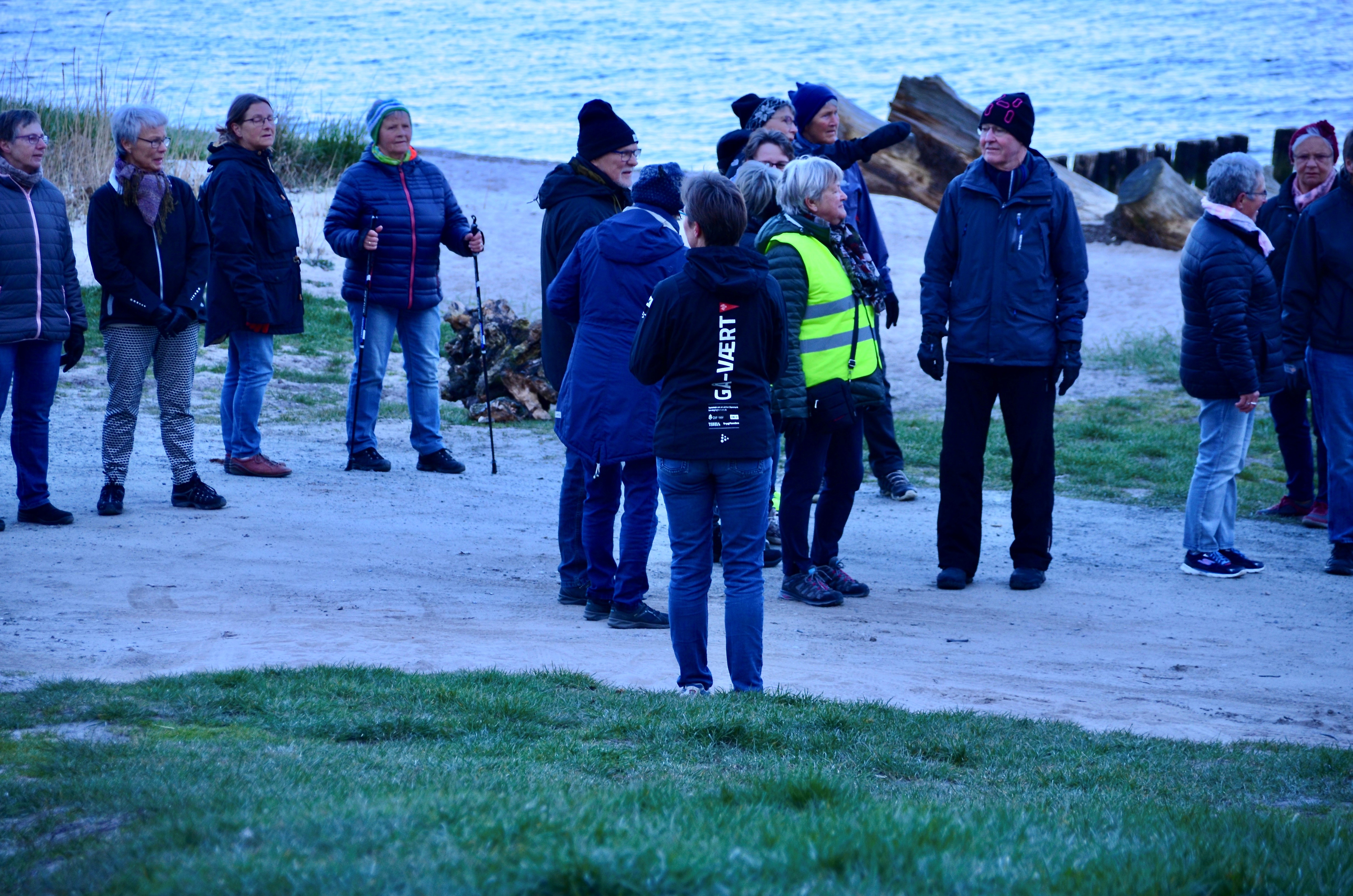 Gåvært Tove Laursen fortæller ved vandet