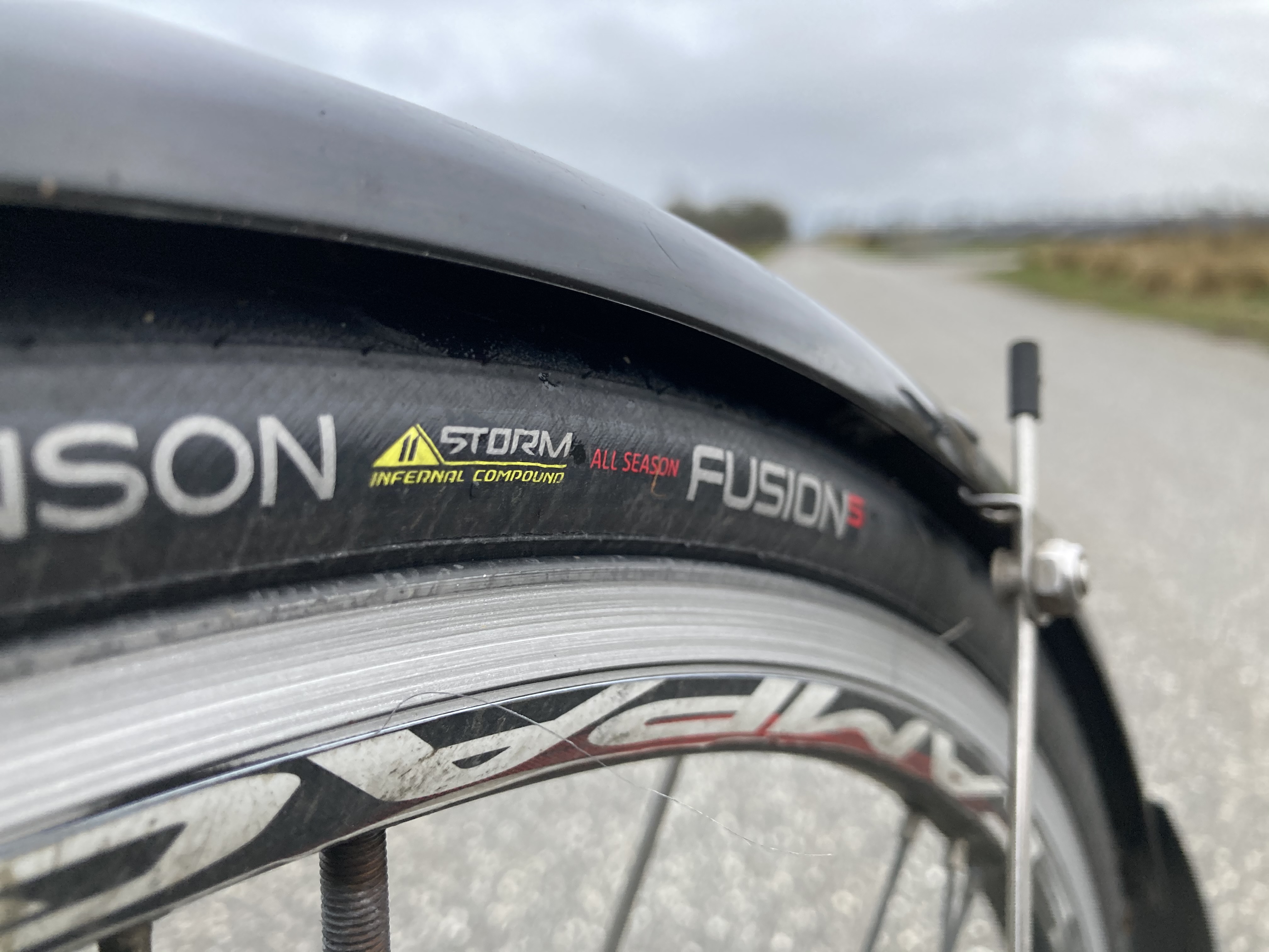 Gå efter specifikke vinter- eller all-season-dæk for bedre punkteringsbeskyttelse.