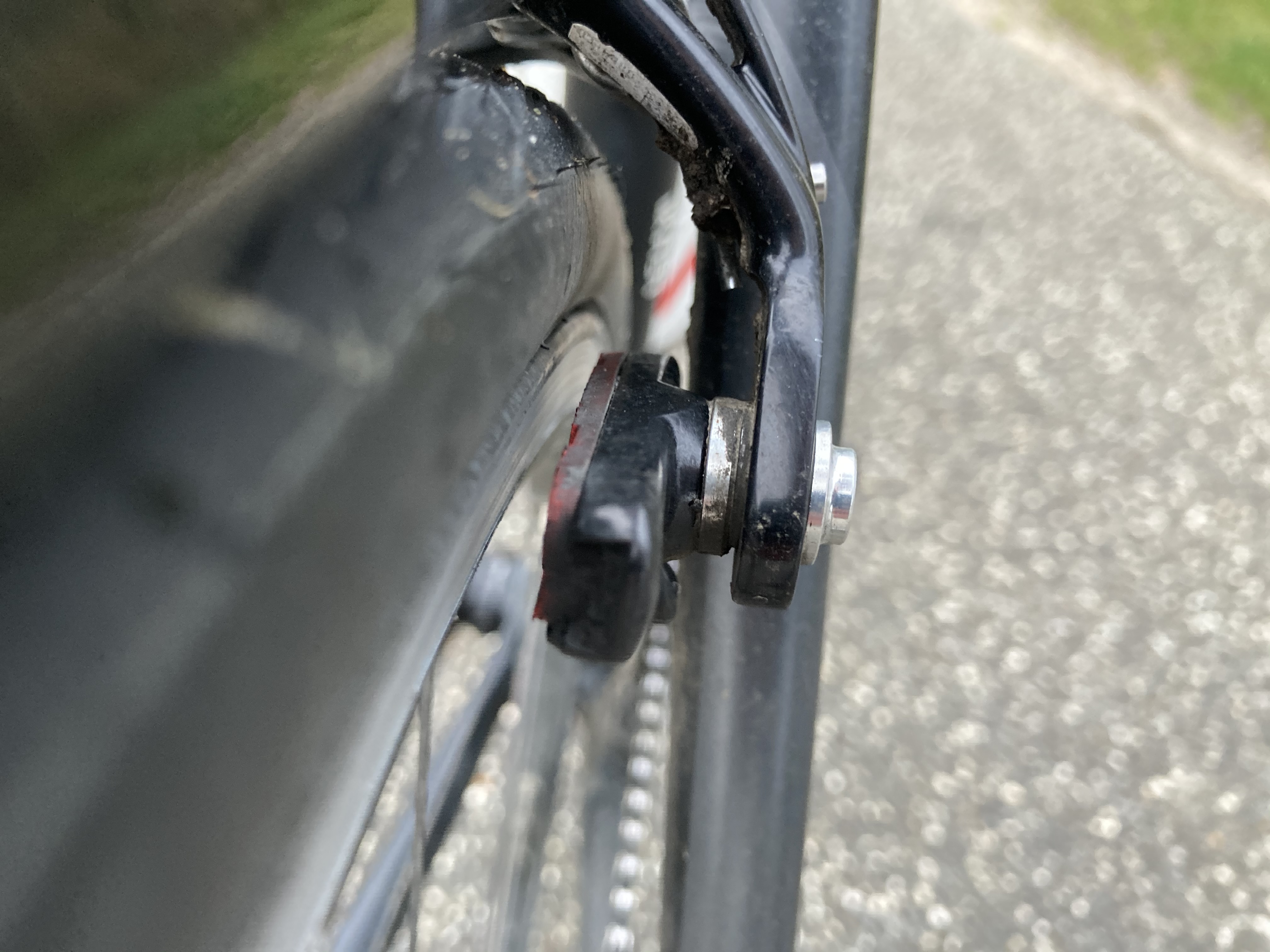 Husk at tjekke dine bremseklodser jævnligt. Her er de slidt ned.