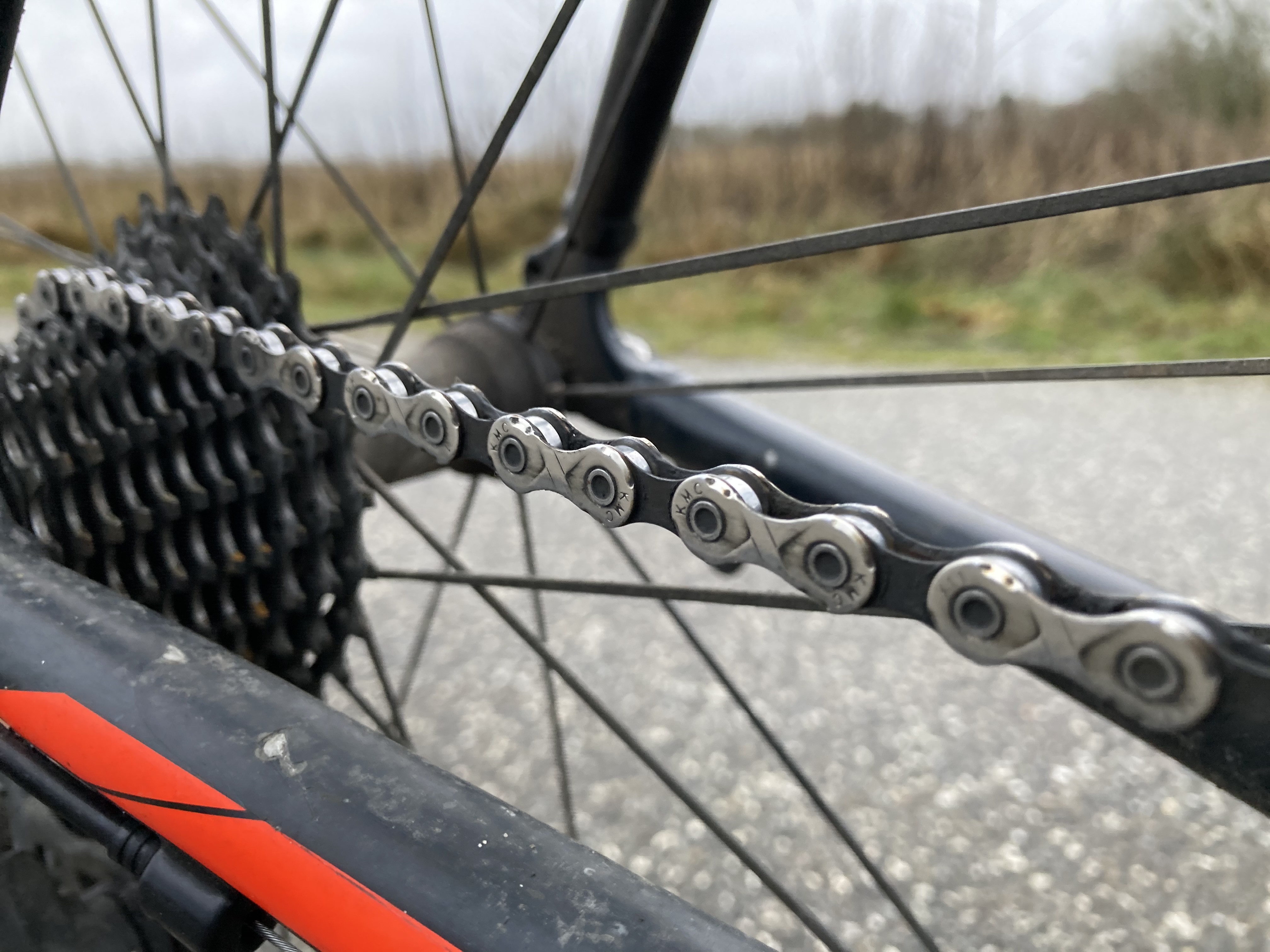 Din kæde har brug for en tykkere og mere hårdfør olie om vinteren.