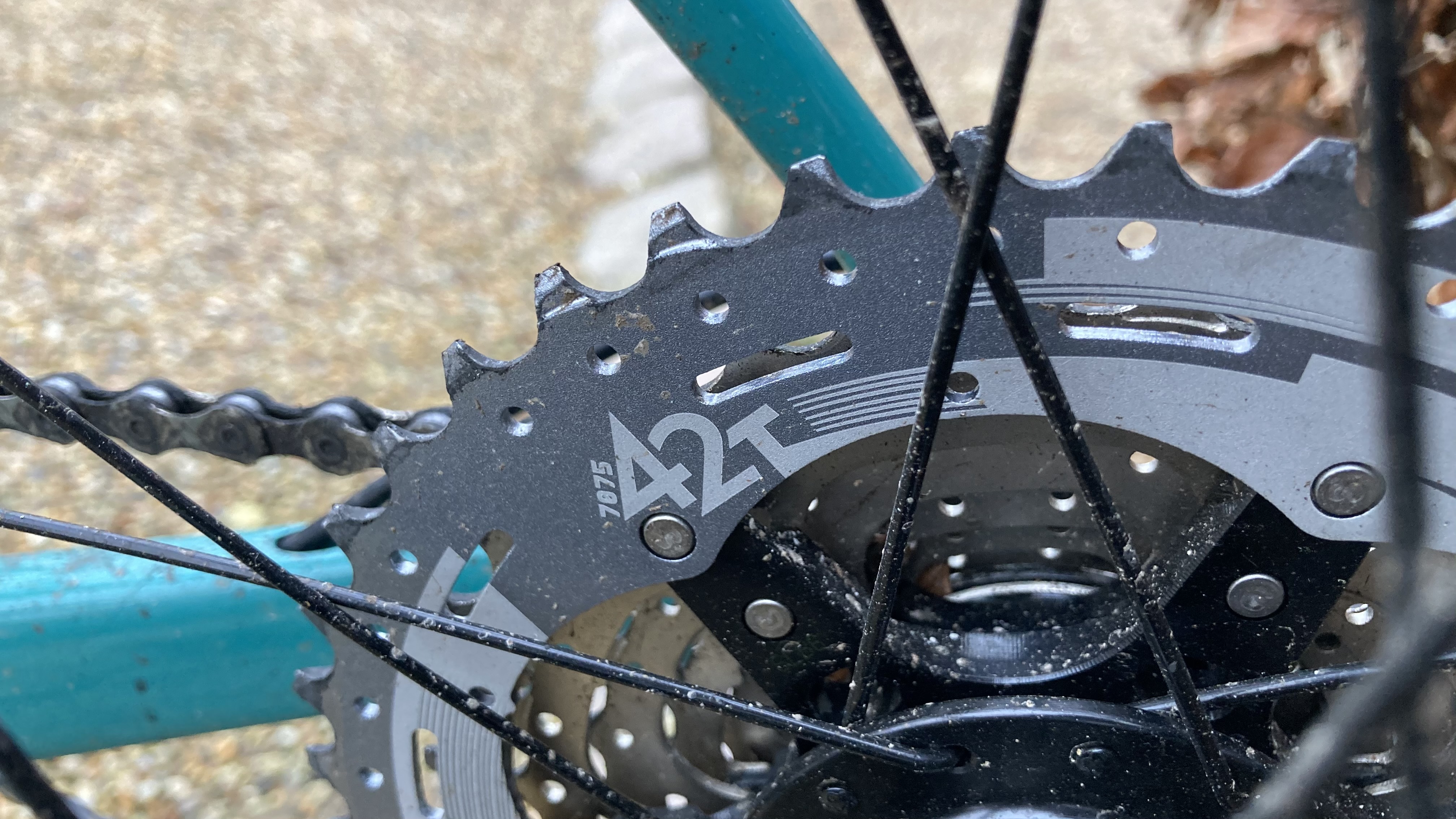 En kassette med stor udveksling giver dig flere muligheder, men større spring mellem gearene.