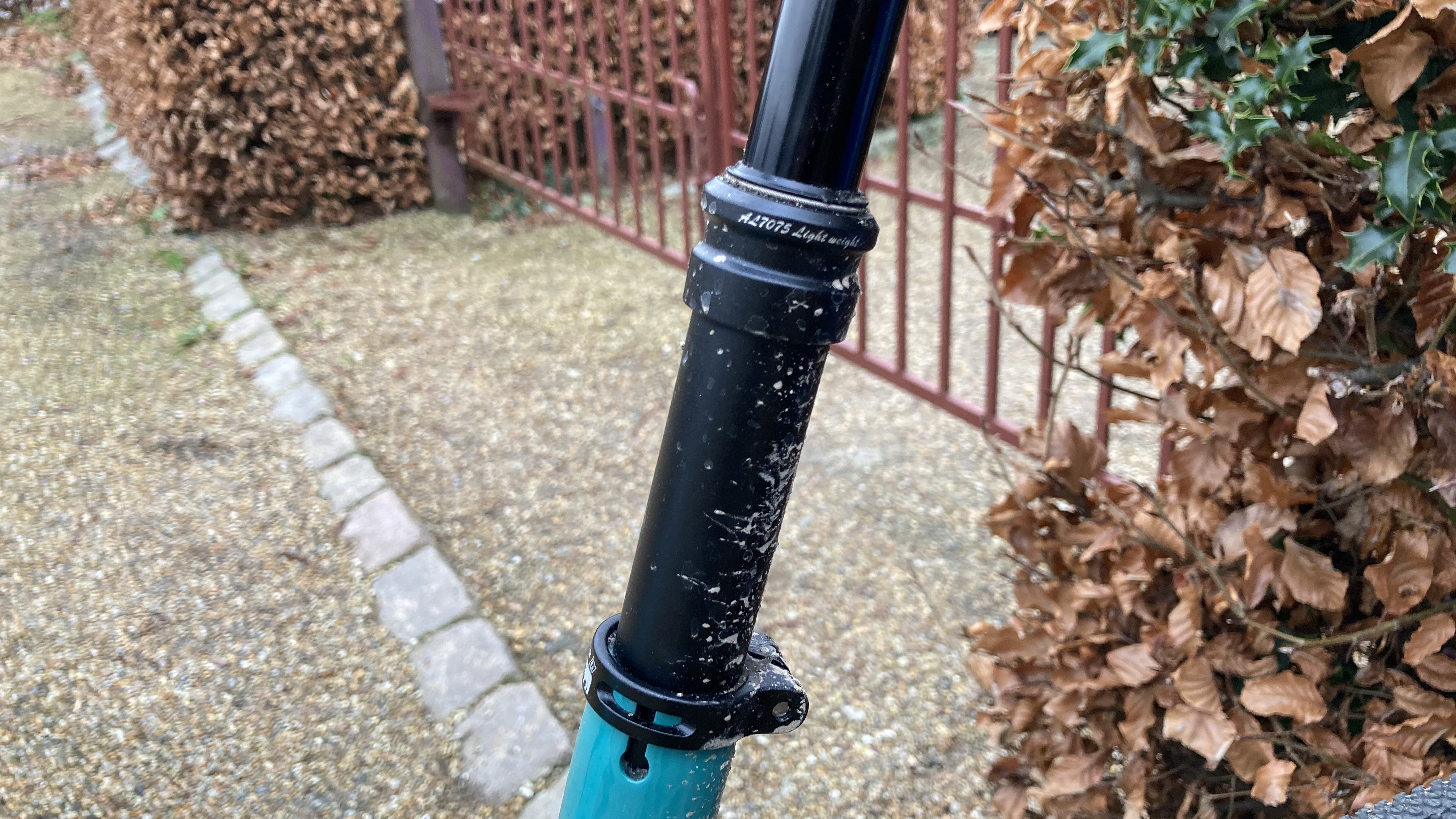 En dropperpost er ikke en egentlig støddæmper, men den sænker sadlen og dermed dit tyngdepunkt på stejle nedkørsler.l på stejle nedkørsler.